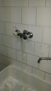 rubinetto rotto lavabo