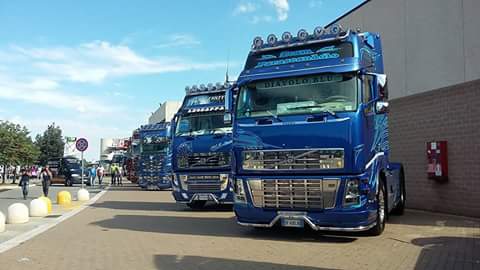 camion trucks due mari