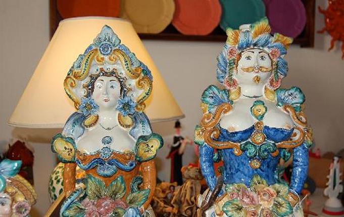 donne baffute pupe bambole ceramica