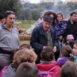 nonno-racconta-raccolte-olive-social-agora