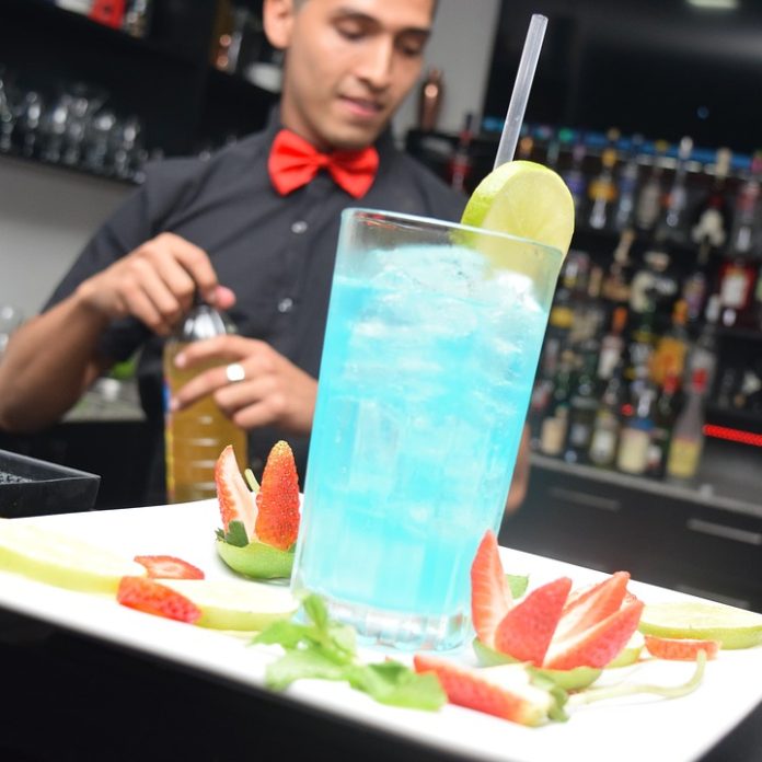 waiter-1893436_960_720 barman
