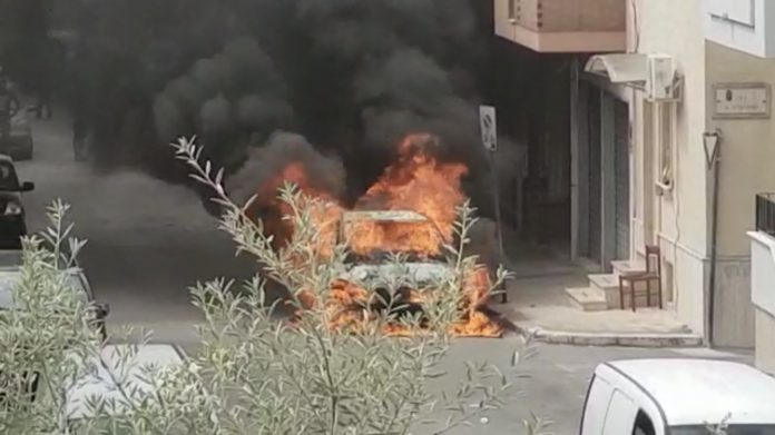 auto in fiamme 1