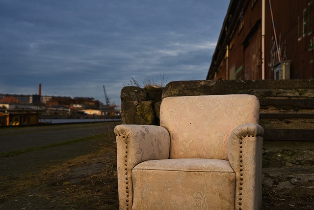 chair-gc5f5a3248_640 abbandono rifiuti